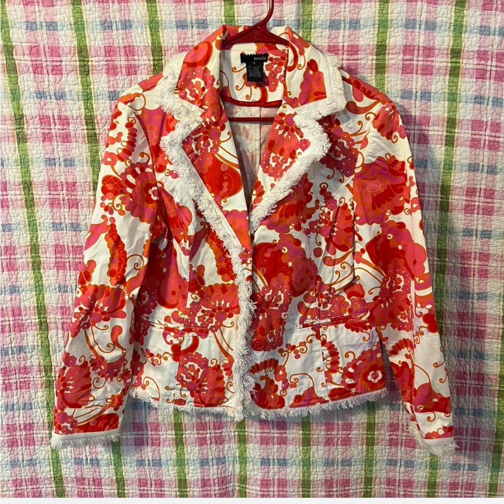 Funky 70s coat
Orange and white floral jacket with faux fur trim, petite fit